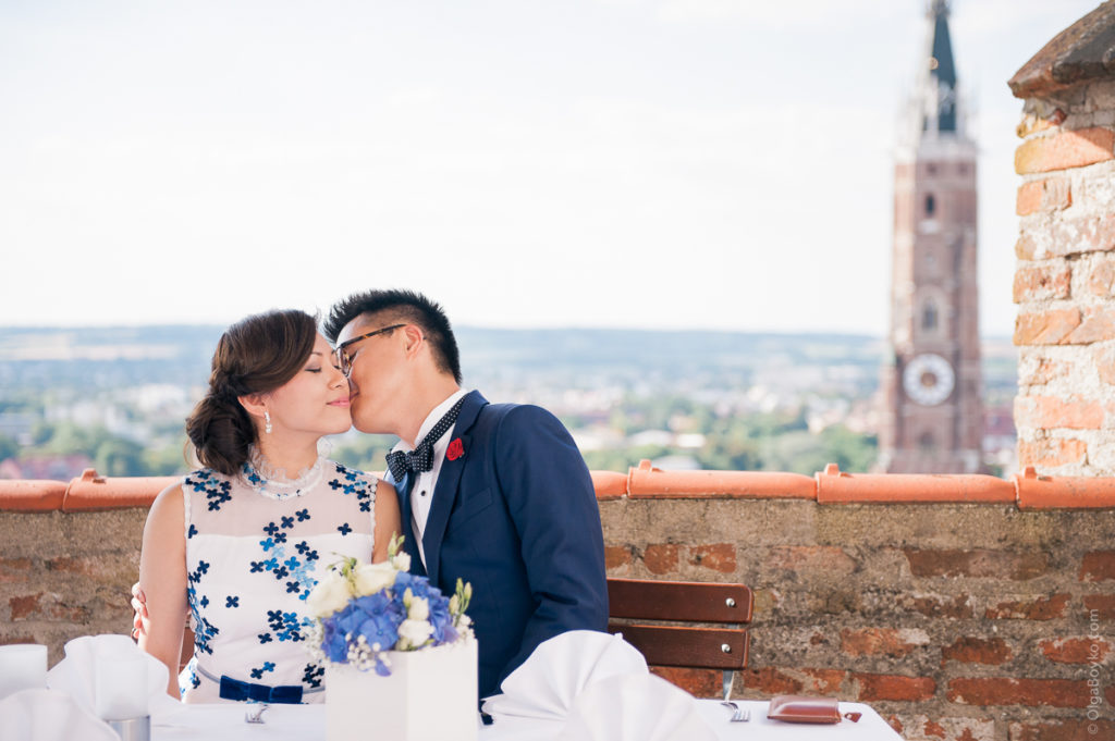 Photo of bridal couple kissing at castle Trausnitz